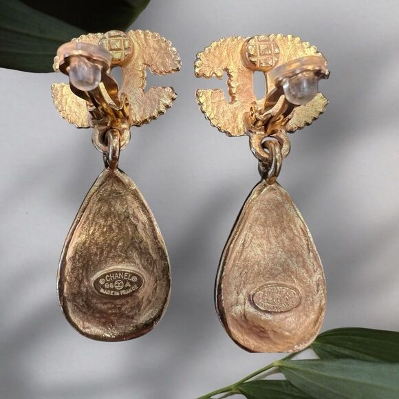 Chanel
Black Gripoix Glass and Gold Metal Grapevine CC Earrings - Picture 5 of 7